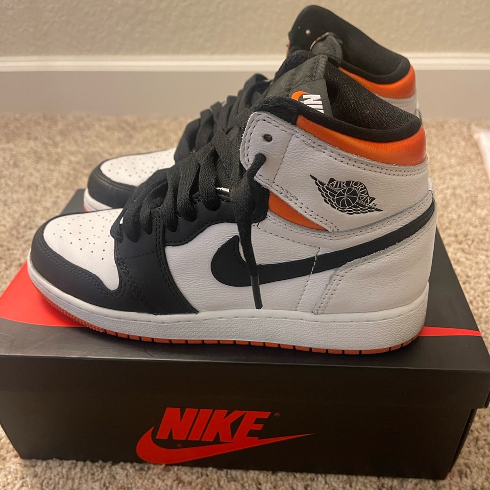 Jordan 1 Retro High “Electro Orange” size 5.5 youth (women’s 7)